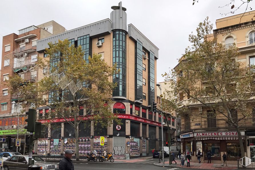 Oficina en alquiler en Calle Bravo Murillo, 158, Tetuán, Madrid, 28020 con edificio, propiedad, ventana, cielo, infraestructura, árbol, diseño urbano, vecindario, camino y barrio residencial alrededor