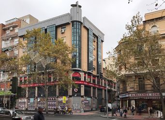 Oficina en alquiler en Calle Bravo Murillo, 158, Tetuán, Madrid, 28020 con edificio, propiedad, ventana, cielo, infraestructura, árbol, diseño urbano, vecindario, camino y barrio residencial alrededor