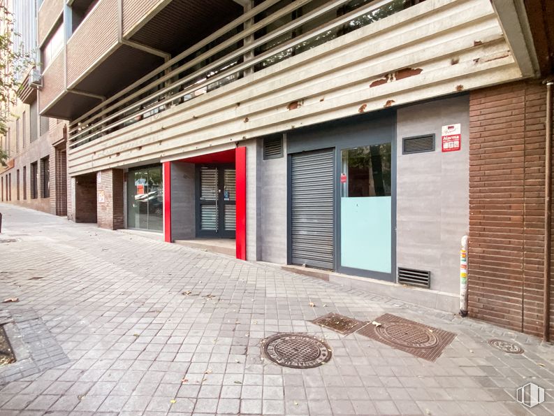 Local en alquiler en Calle Francisco Gervás, 17, Tetuán, Madrid, 28020 con edificio, superficie de la carretera, albañilería, madera, ladrillo, barrio, acera, espacio público, zona residencial y asfalto alrededor