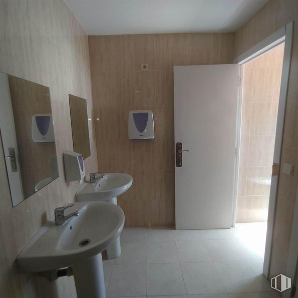 Nave en venta en Calle Henares, Velilla de San Antonio, Madrid, 28891 con fregadero, puerta, grifo, accesorios de fontanería, lavabo, edificio, cuarto de baño, madera, interiorismo y espejo alrededor