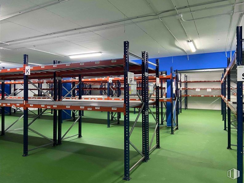 Industrial for sale at Zona empresarial Las Rozas, Las Rozas de Madrid, Madrid, 28230 with table, building, floor, flooring, leisure, sport venue, machine, event, fun and physical fitness around