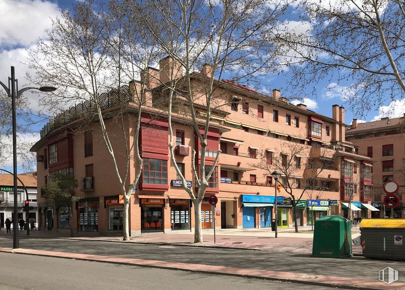 Office for rent at Avenida Guadalajara, 16, Alcalá de Henares, Madrid, 28805 with building, cloud, sky, plant, waste container, window, tree, urban design, waste containment and residential area around