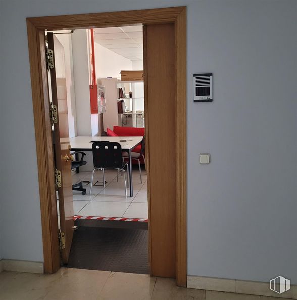 Oficina en venta en Calle Granja, 86, Alcobendas, Madrid, 28108 con silla, mesa, mueble, edificio, accesorio, puerta, madera, ventana, puerta de casa y suelo alrededor