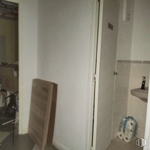 Local en alquiler en Guindalera, Salamanca, Madrid, 28028 con edificio, madera, puerta, interiorismo, suelo, suelos, casa, puerta de casa, madera dura y tinte para madera alrededor