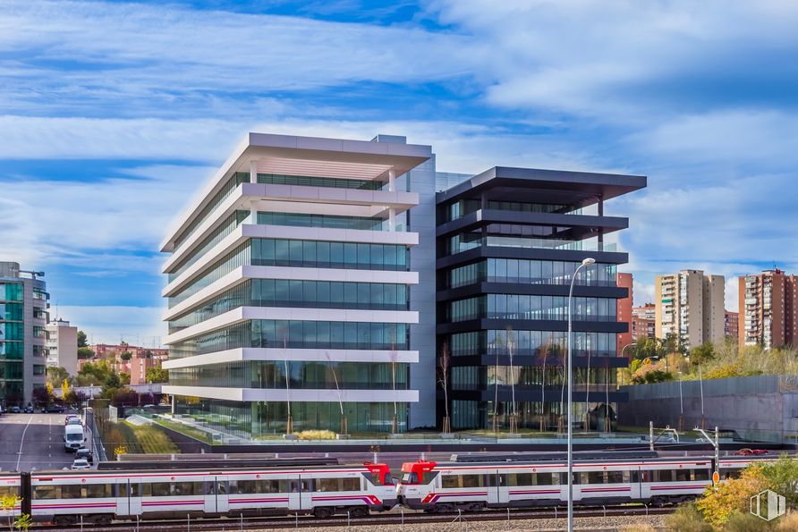 Office for rent at Edificio Helios, Spaces Campo Naciones, Hortaleza, Madrid, 28033 with building, cloud, sky, plant, tree, tower block, house, urban design, condominium and neighbourhood around