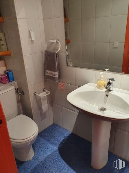 Retail for sale at Avenida Reyes Católicos, Cuenca, 16003 with sink, toilet, property, bathroom sink, purple, plumbing fixture, bathroom, tap, toilet seat and interior design around