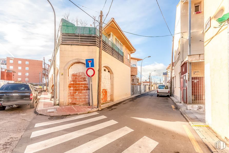 Local en alquiler y venta en Calle Santa Teresa de Jesús, Collado Villalba, Madrid, 28400 con coche, edificio, nube, vehículo terrestre, cielo, vehículo, rueda, infraestructura, placa de matrícula del vehículo y neumático alrededor