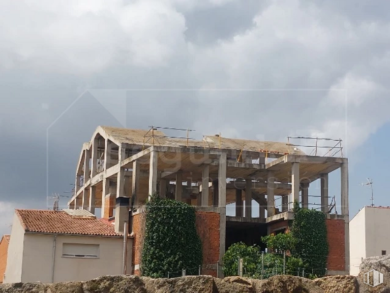 Land for sale at Zona Centro, El Barraco, Ávila, 05110 with building, cloud, sky, plant, shade, gas, composite material, facade, roof and house around