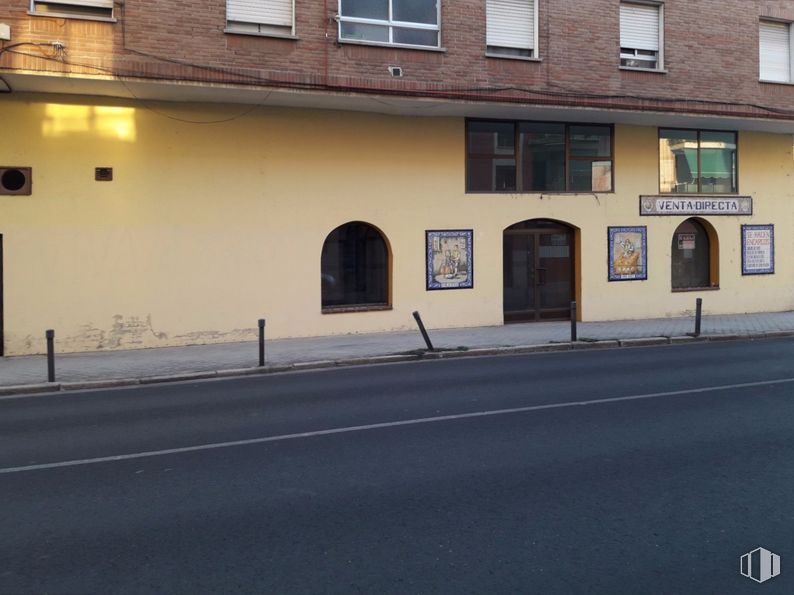 Retail for sale at Casco urbano, Talavera de la Reina, Toledo, 45600 with window, building, door, road surface, fixture, asphalt, neighbourhood, wood, wall and residential area around