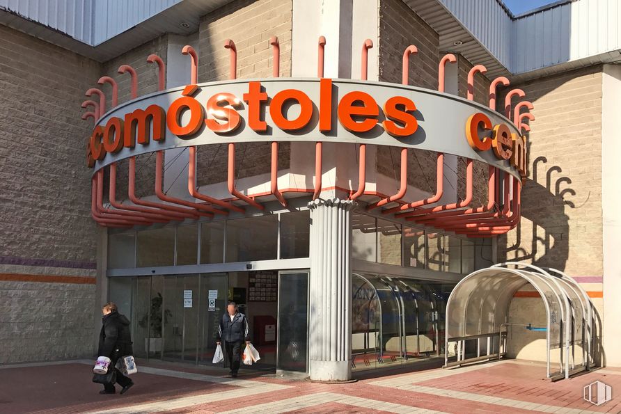 Local en alquiler y venta en Centro Comercial Ecomóstoles Centro, Calle Libertad, 38, Móstoles, Madrid, 28936 con persona, ventana, edificio, fuente, fachada, sobresaliente, edificio comercial, ciudad, señalización y uso mixto alrededor