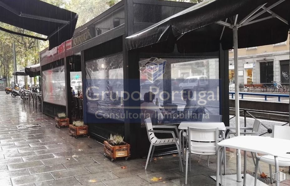 Retail for rent at Zona Islas Filipinas, Chamberí, Madrid, 28003 with chair, table, shade, awning, restaurant and canopy around