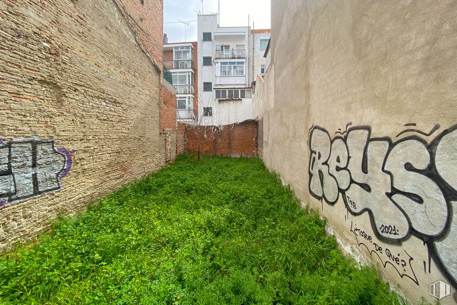 Suelo en venta en Paseo Perales, La Latina, Madrid, 28011 con edificio, planta, superficie de la carretera, pared, hierba, arte, diseño urbano, fachada, carretera y cubierta vegetal alrededor