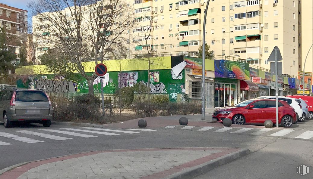 Local en alquiler y venta en Calle Dinamarca, Fuenlabrada, Madrid, 28942 con coche, edificio, vehículo terrestre, vehículo, planta, vehículo motorizado, rueda, neumático, ventana y infraestructura alrededor