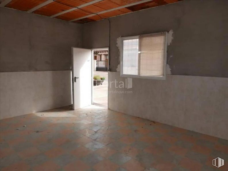 Retail for sale at Calle Rigoberta Menchú, Cuéllar, Segovia, 40200 with window blind, door, building, window, wood, hall, floor, flooring, fixture and ceiling around