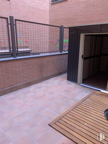 Retail for rent at Calle Puerto de Somport  , Fuencarral - El Pardo, Madrid, 28050 with door, building, road surface, wood, window, brickwork, flooring, floor, brick and composite material around