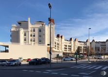 Local en alquiler en Plaza Alegría, Arganda del Rey, Madrid, 28500 con coche, edificio, cielo, nube, rueda, luz de la calle, ventana, neumático, vehículo y alumbrado alrededor