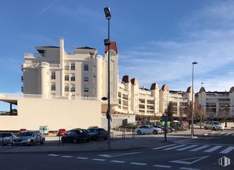 Local en alquiler en Plaza Alegría, Arganda del Rey, Madrid, 28500 con coche, edificio, cielo, nube, rueda, luz de la calle, ventana, neumático, vehículo y alumbrado alrededor