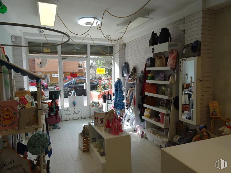 Local en venta en Calle Calanda, Hortaleza, Madrid, 28043 con equipaje y bolsos, alumbrado, estantería, interiorismo, estante, venta al por menor, gafas, servicio, evento y techo alrededor