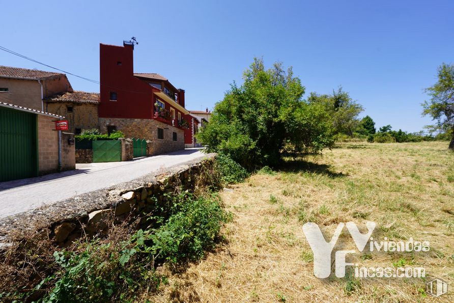 Land for sale at Calle Bajada Escorial, 1, Riaza, Segovia, 40500 with sky, plant, property, building, window, natural landscape, land lot, tree, house and landscape around