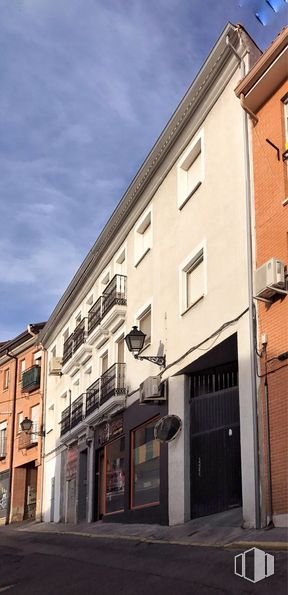 Local en alquiler y venta en Calle Carbón, 3, Illescas, Toledo, 45200 con edificio, ventana, cielo, nube, accesorio, puerta, madera, zona residencial, ciudad y planta alrededor