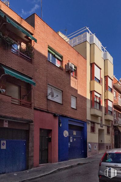 Local en venta en Calle Sierra de Alcaraz, 31, Puente de Vallecas, Madrid, 28053 con coche, ventana, edificio, puerta, cielo, propiedad, placa de matrícula del vehículo, vehículo, diseño urbano y ladrillo alrededor