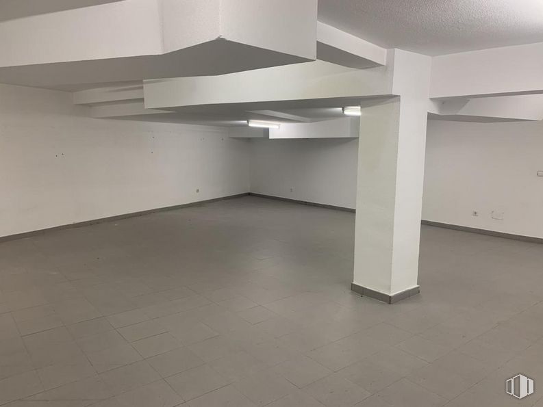 Retail for sale at Plaza Sierra de Ayllón, Villa de Vallecas, Madrid, 28031 with floor, flooring, wood, fixture, composite material, tints and shades, concrete, ceiling, plaster and symmetry around