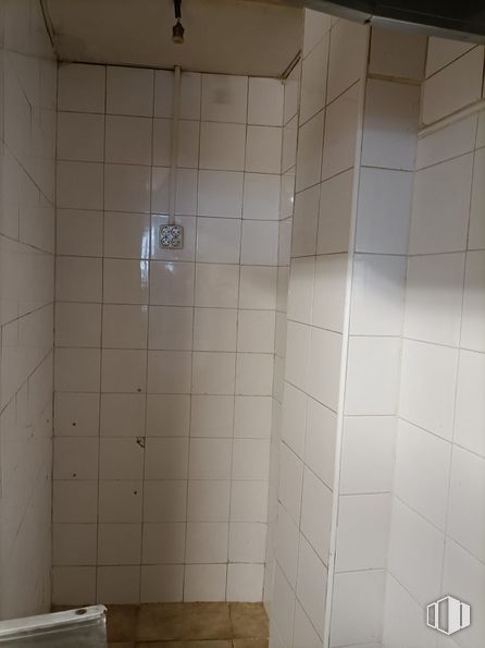 Local en venta en Avenida Portugal, Toledo, 45005 con cuarto de baño, accesorio, suelos, suelo, pared, material compuesto, propiedad material, fontanería, rectángulo y suelo de baldosas alrededor