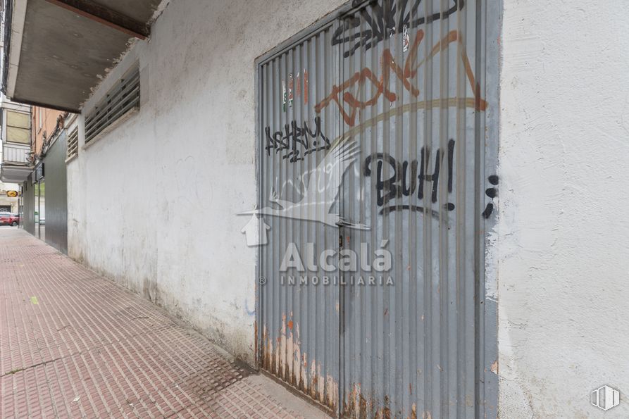 Retail for sale at Calle Gil de Andrade, Alcalá de Henares, Madrid, 28804 with handwriting, building, art, wall, facade, font, wood, house, graffiti and concrete around