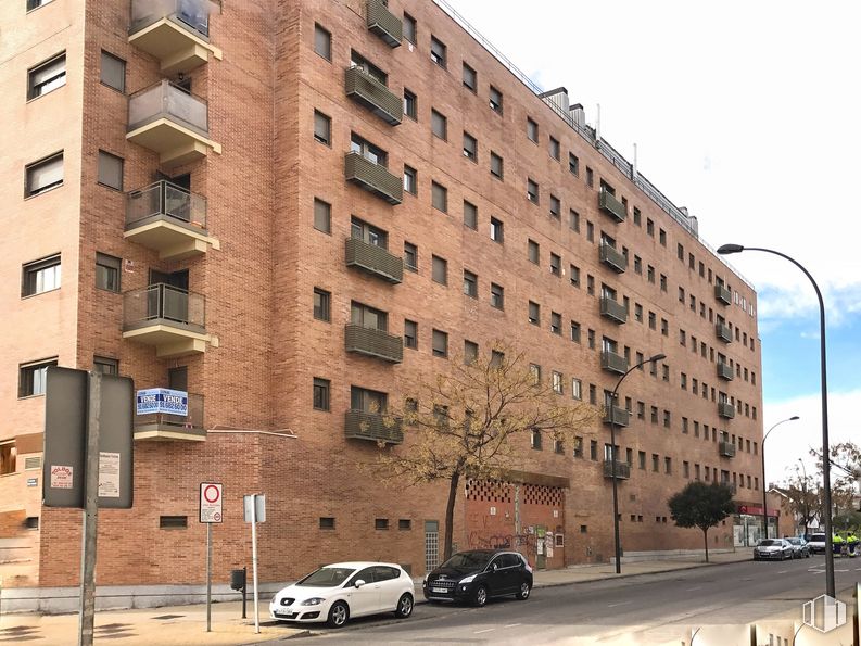 Retail for sale at Avenida Mariano Moreno el Musico, Getafe, Madrid, 28907 with car, building, land vehicle, wheel, tire, sky, daytime, property, vehicle and window around