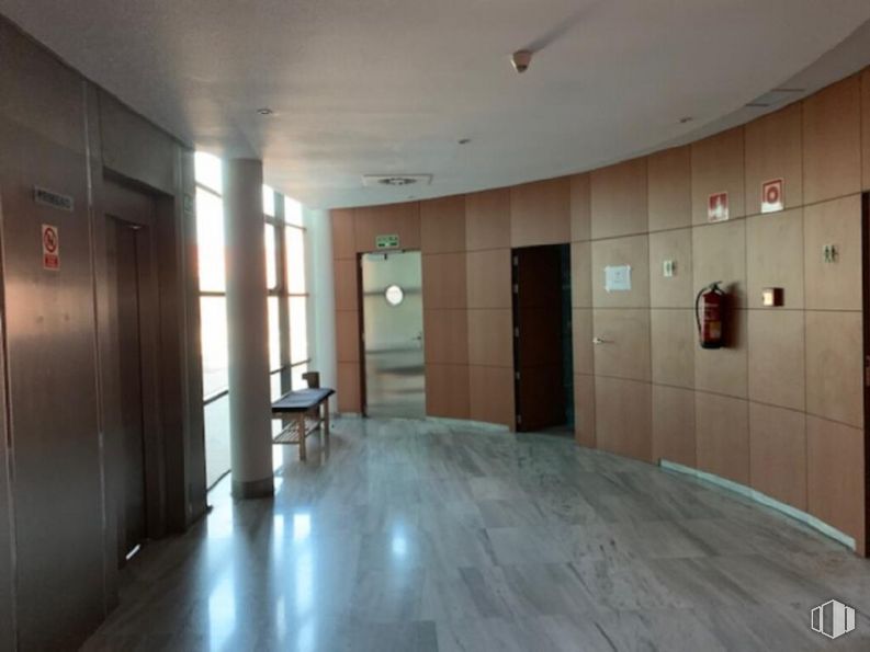 Oficina en venta en Plaza Once Colmenas, 1, Tres Cantos, Madrid, 28760 con pasillo, madera, puerta, suelo, diseño de interiores, piso, madera, accesorio, silla y techo alrededor