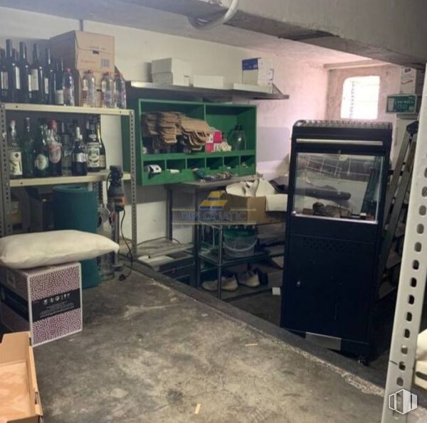 Retail for rent at Calle Príncipe de Vergara, Chamartín, Madrid, 28002 with box, shipping box, shelf, flooring, floor, stool, table, shelving, building and gas around