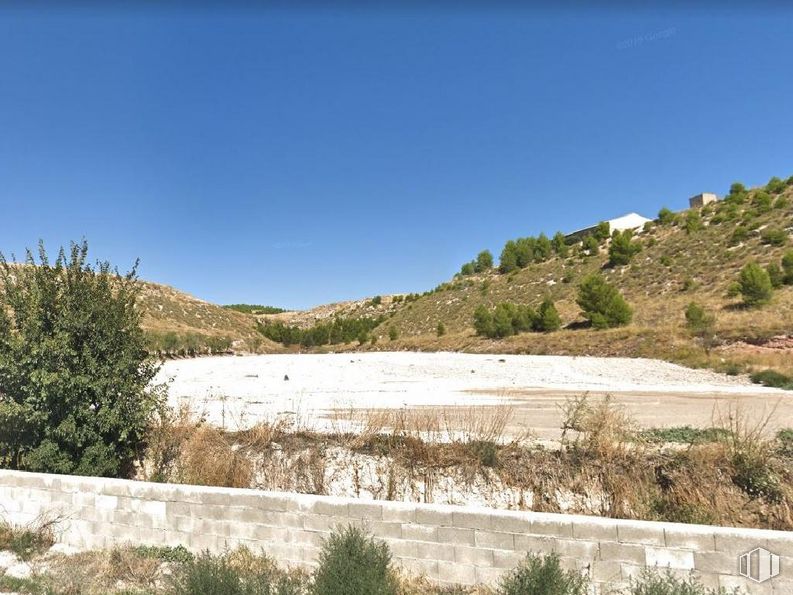 Land for sale at Carretera Madrid 2(I) Pol. 18 Parcela, 171, Almoguera, Guadalajara, 19115 with plant, sky, ecoregion, natural landscape, grass, mountain, bedrock, landscape, road and tree around