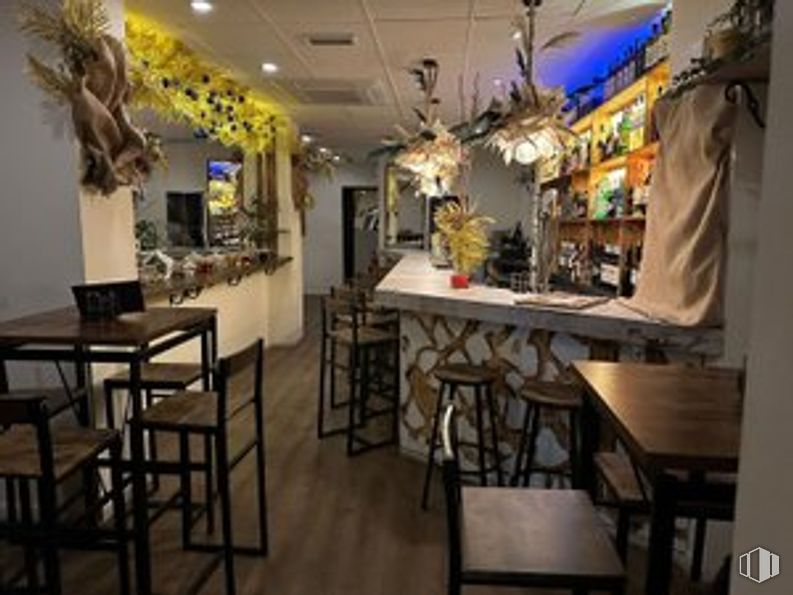 Local en alquiler en Calle Pelayo, 58, Centro, Madrid, 28004 con mesa de cocina y comedor, silla, mesa, interiorismo, techo, restaurante, planta de interior, maceta, vidrio y lámpara alrededor