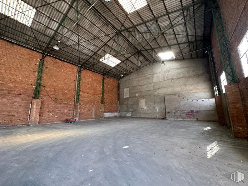 Industrial for rent at Polígono Industrial Industria Jardín, Villarejo de Salvanés, Madrid, 28590 with lighting, building, floor, composite material, fixture, wood, road surface, building material, concrete and hall around