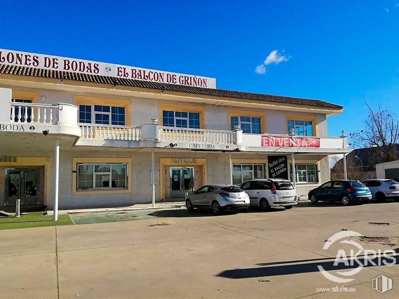 Retail for sale at Avenida de Europa, Griñón, Madrid, 28971 with car, window, sky, building, wheel, cloud, vehicle, architecture, tire and door around