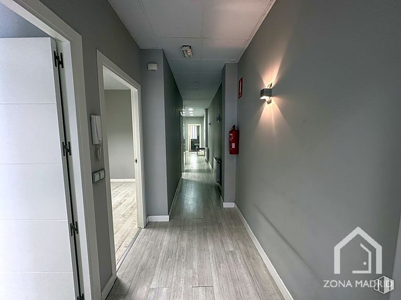 Local en venta en Calle Palencia, Tetuán, Madrid, 28020 con accesorio, puerta, edificio, asa, simetría, casa, techo, suelos, hall y material compuesto alrededor