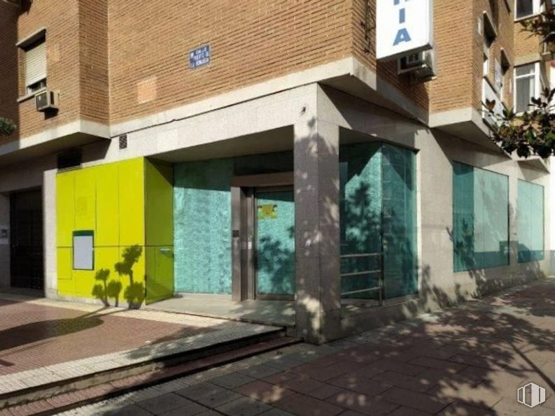 Retail for sale & for rent at Calle Puerto Bonaigua, 1, Torrejón de Ardoz, Madrid, 28850 with building, plant, urban design, window, condominium, residential area, facade, city, mixed-use and sidewalk around