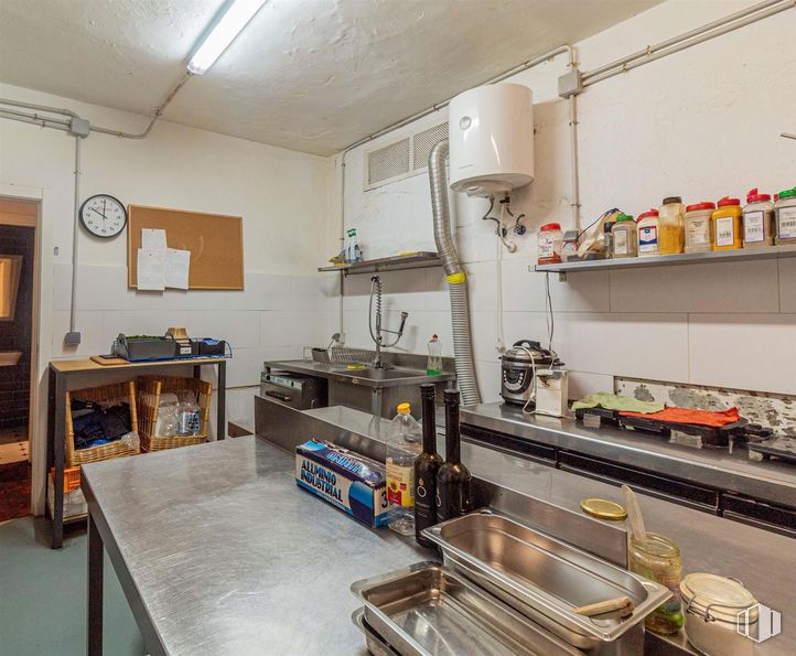 Local en alquiler en Zona Ponzano, Chamberí, Madrid, 28003 con cocina, aparato de cocina, vajilla, encimera, reloj, gas, cocina, madera, ebanistería y ingeniería alrededor