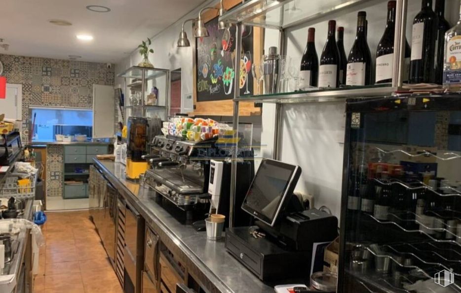 Retail for rent at Calle Príncipe de Vergara, Chamartín, Madrid, 28002 with wine bottle, drink, building, interior design, shelf, picture frame, shelving, retail, automotive design and engineering around