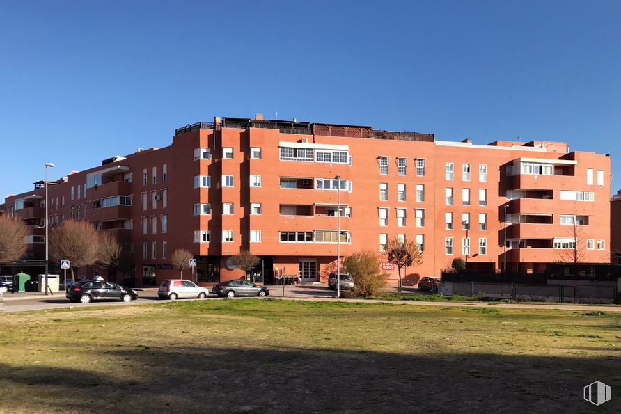 Local en alquiler y venta en Calle Presidente Adolfo Suárez, 3, Arganda del Rey, Madrid, 28500 con edificio, cielo, ventana, lote de tierra, coche, diseño urbano, condominio, bloque de torre, árbol y hierba alrededor