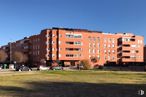 Retail for sale & for rent at Calle Presidente Adolfo Suárez, 3, Arganda del Rey, Madrid, 28500 with building, sky, window, land lot, car, urban design, condominium, tower block, tree and grass around