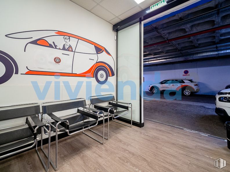 Nave en alquiler en Zona Valdefuentes, Hortaleza, Madrid, 28033 con coche, rueda, neumático, vehículo de motor, edificio, vehículo, diseño automovilístico, interiorismo, modo de transporte y iluminación del automóvil alrededor