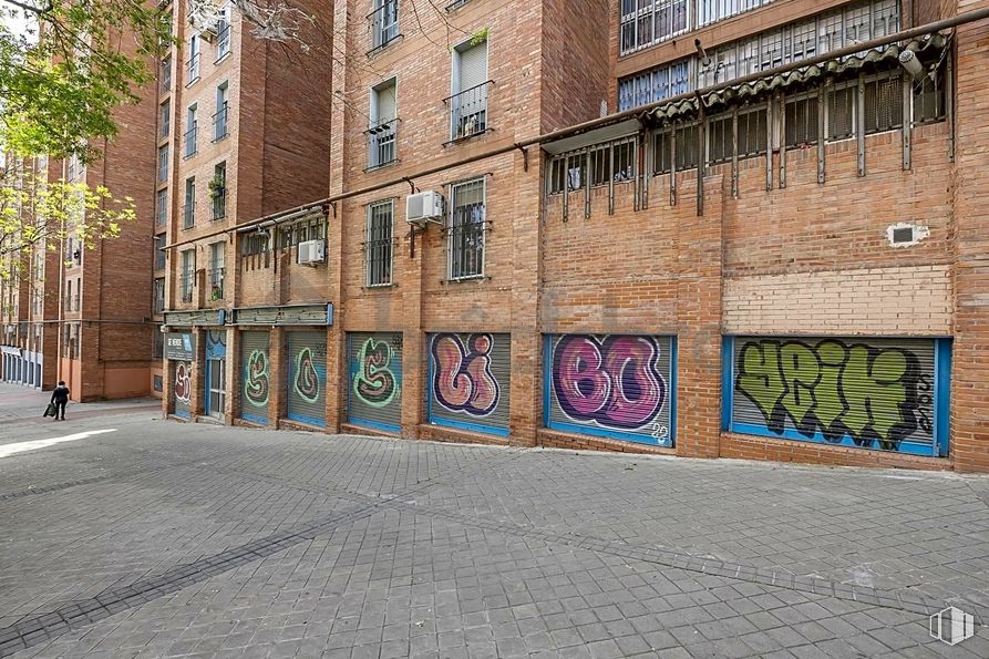 Retail for sale at Calle Gerardo de Diego, 1, Puente de Vallecas, Madrid, 28038 with window, building, tree, road surface, art, brick, urban design, facade, sidewalk and brickwork around