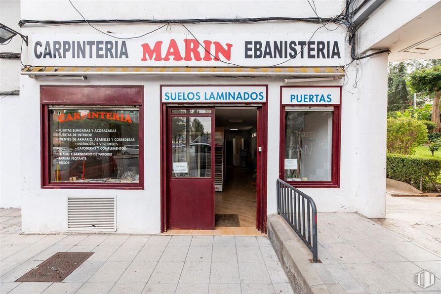 Retail for sale at Carlos Arniches, Móstoles, Madrid, 28935 with window, door, plant, building, fixture, facade, font, sidewalk, street and tree around