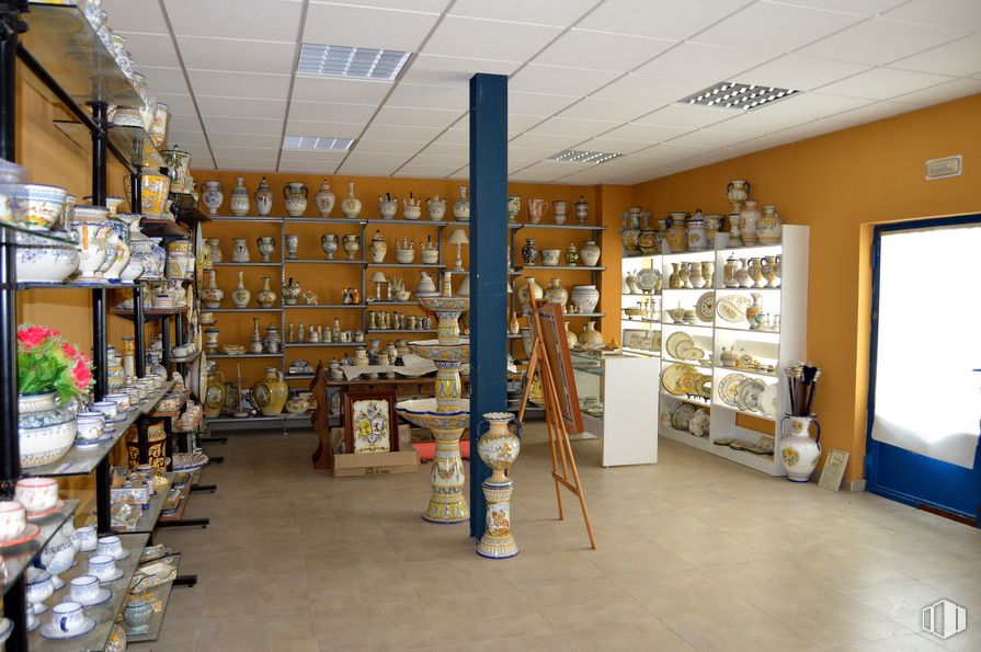 Industrial for sale at Calle Severo Ochoa, 90, Talavera de la Reina, Toledo, 45614 with shelf, shelving, plant, building, wood, architecture, interior design, houseplant, floor and flooring around