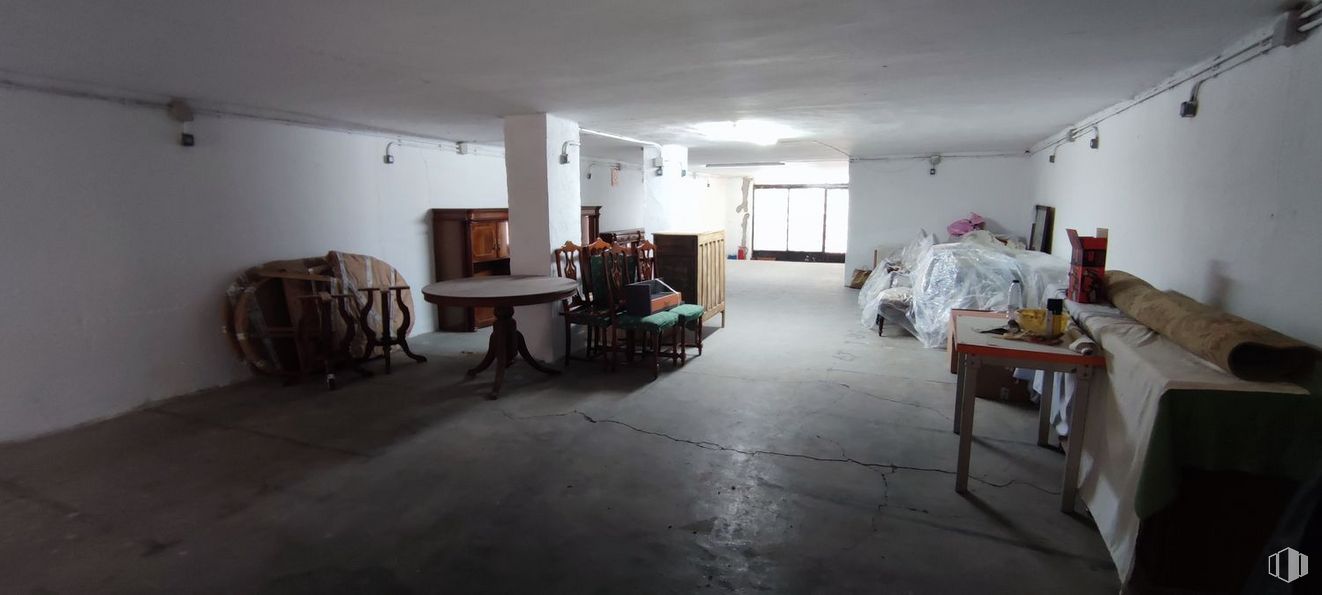 Retail for sale at Calle Vasco de Quiroga, Ávila, 05005 with table, window, wood, flooring, floor, living room, hall, building, art and hardwood around