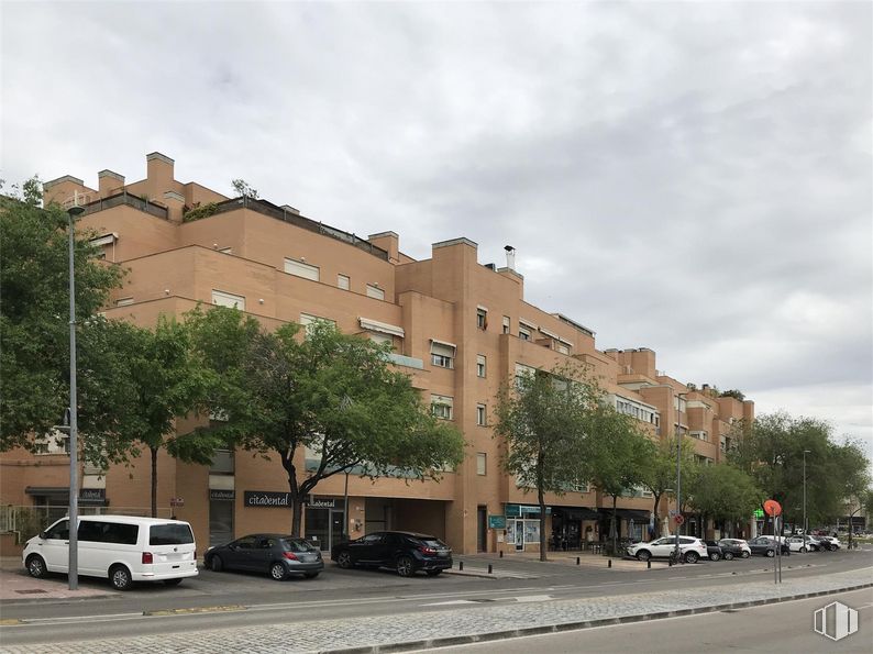 Retail for rent at Arroyo de la Vega, Alcobendas, Madrid, 28108 with van, building, car, cloud, sky, wheel, land vehicle, vehicle, tire and tree around