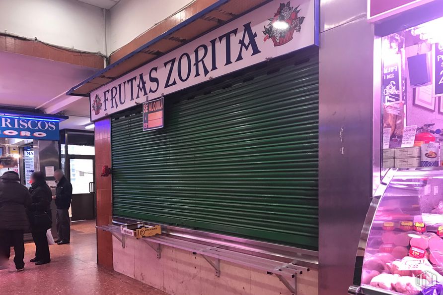 Retail for sale at Calle Cifuentes, 43, Guadalajara, 19003 with person, window blind, purple, interior design, retail, flooring, trade, magenta, event and automotive design around