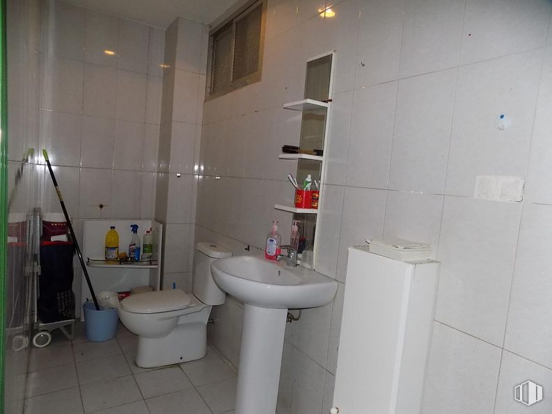 Retail for sale & for rent at Zona Avenida Reyes Católicos, Cuenca, 16003 with toilet, sink, luggage & bags, plumbing fixture, building, tap, bathroom sink, bathroom, purple and house around