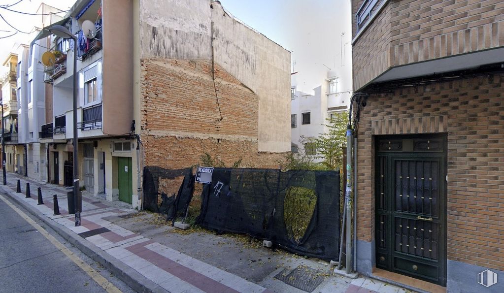 Land for sale at Calle Rayo, Getafe, Madrid, 28904 with door, building, property, plant, road surface, sky, architecture, window, asphalt and urban design around